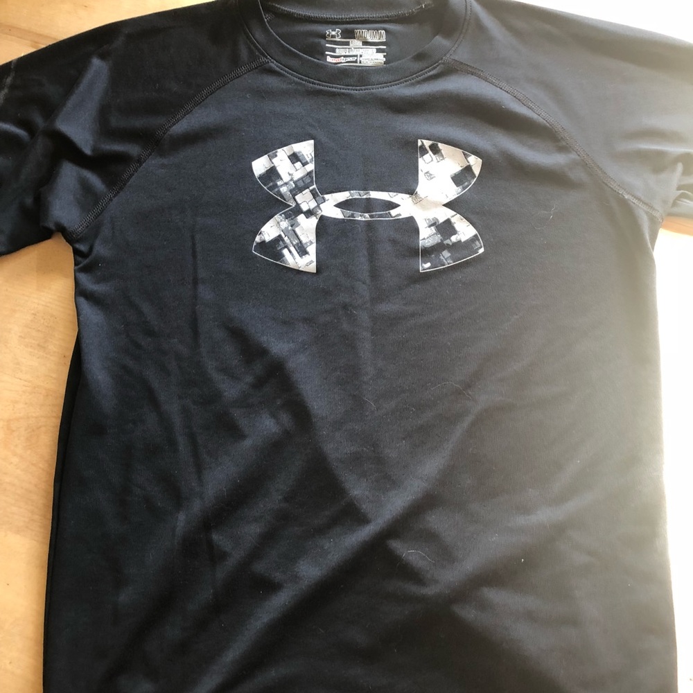 Under Armour t shirt. Boys size Medium.